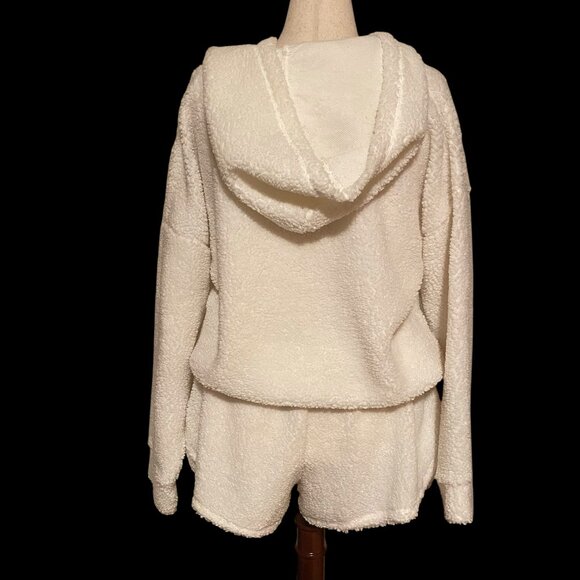 Women's Tampa Bay Buccaneers Concepts Sport Cream Fluffy Hoodie Top & Shorts Set - Picture 3 of 8